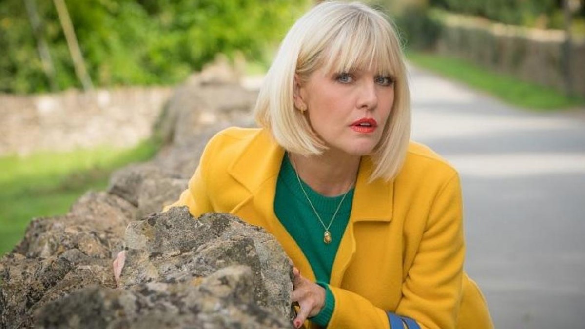 Ashley Jensen dans Agatha Raisin